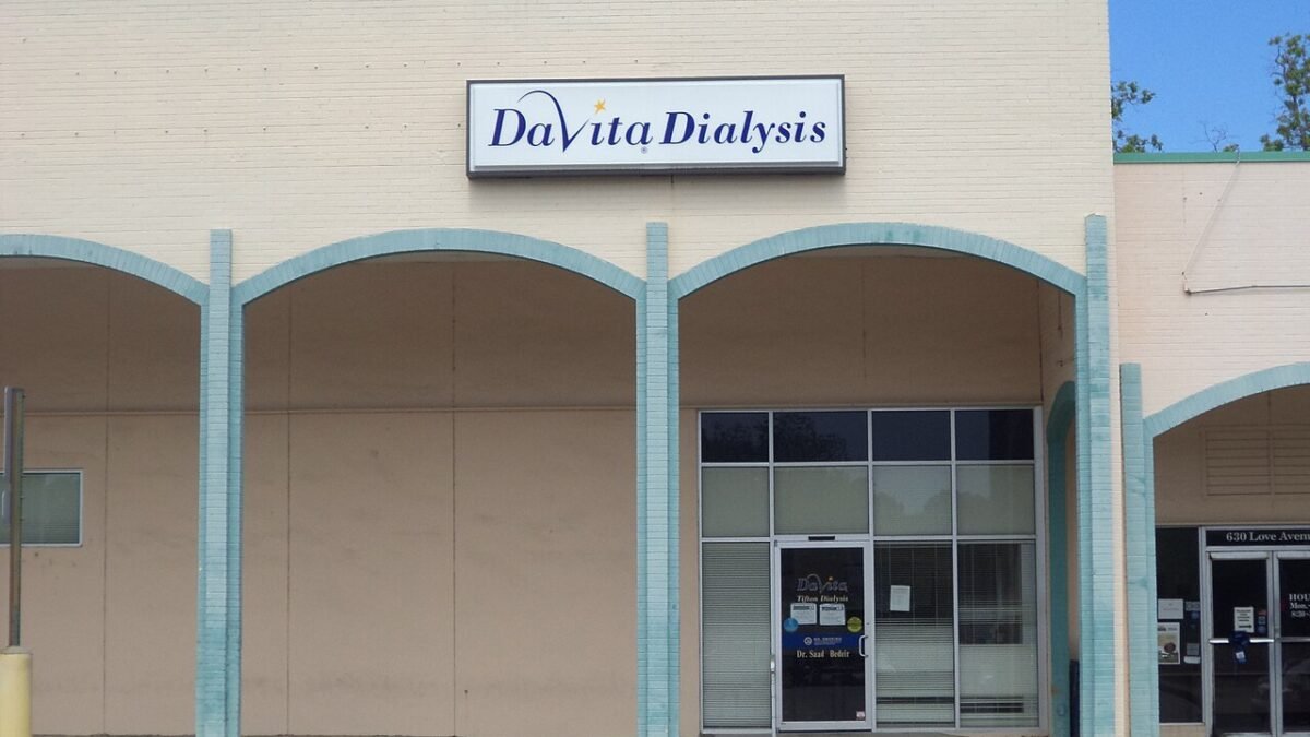 DaVita dialysis clinic building in Tifton, Georgia, via Wikimedia Commons